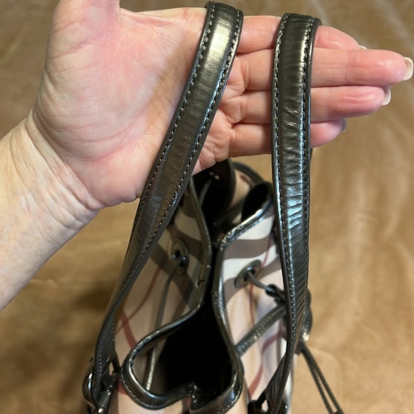 BURBERRY
Supernova Check Drawstring Tote Pewter leather trim - Picture 7 of 14